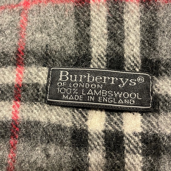 Burberry’s Wool Scarf Classic Nova check in a neutral dark grey 62 in! - Picture 4 of 5